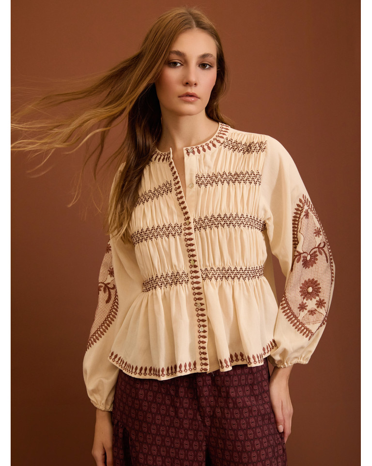 BLUSA BORDADA CON FRUNCES...