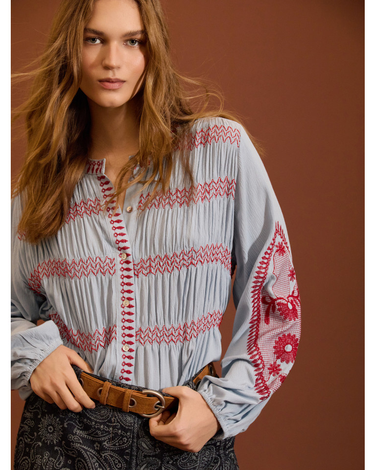 BLUSA BORDADA CON FRUNCES...
