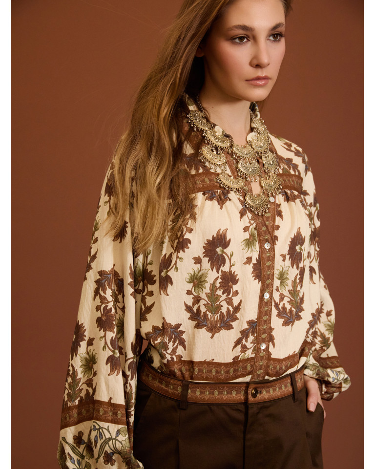 BLUSA ESTAMPADA ABULLONADA...